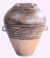 Vase avec des motifs géométriques.