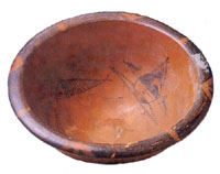 Vase avec des motifs de masques.
