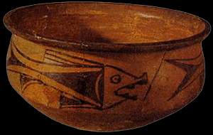 Vase avec des motifs de poissons.